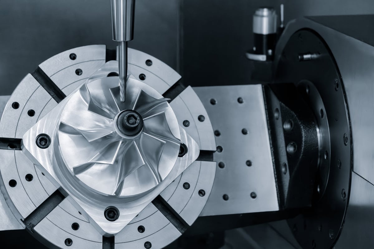 Macchina CNC moderna in lavorazione di componenti metallici