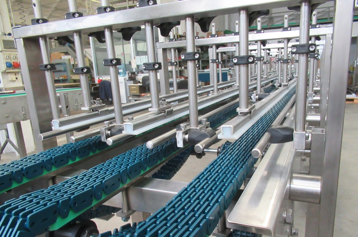 Nastri trasportatori modulari blu con struttura metallica in ambiente industriale