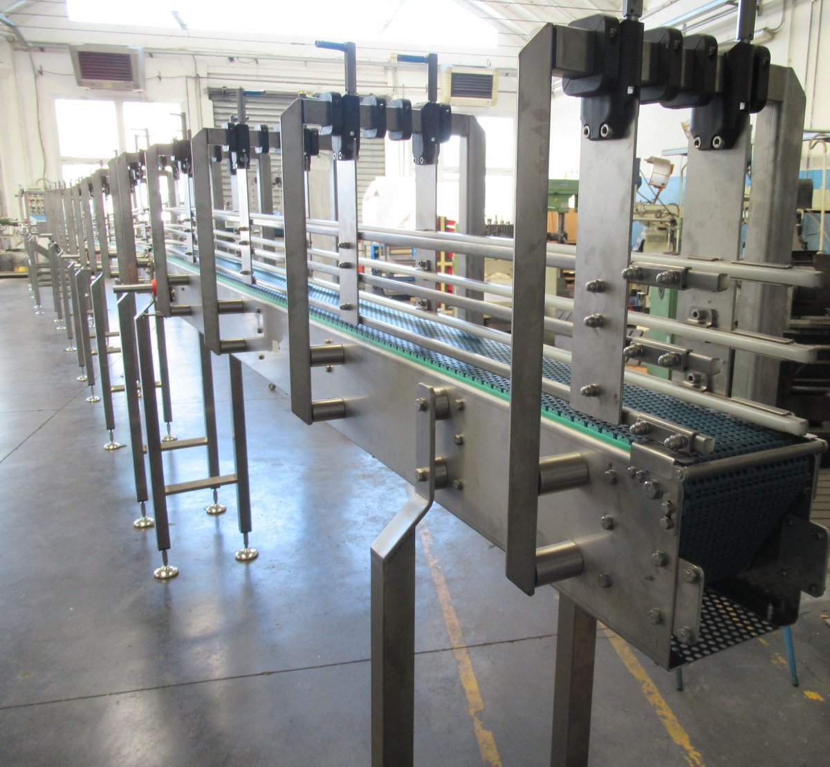 Stabilimento produttivo con presse industriali e linee di trasporto